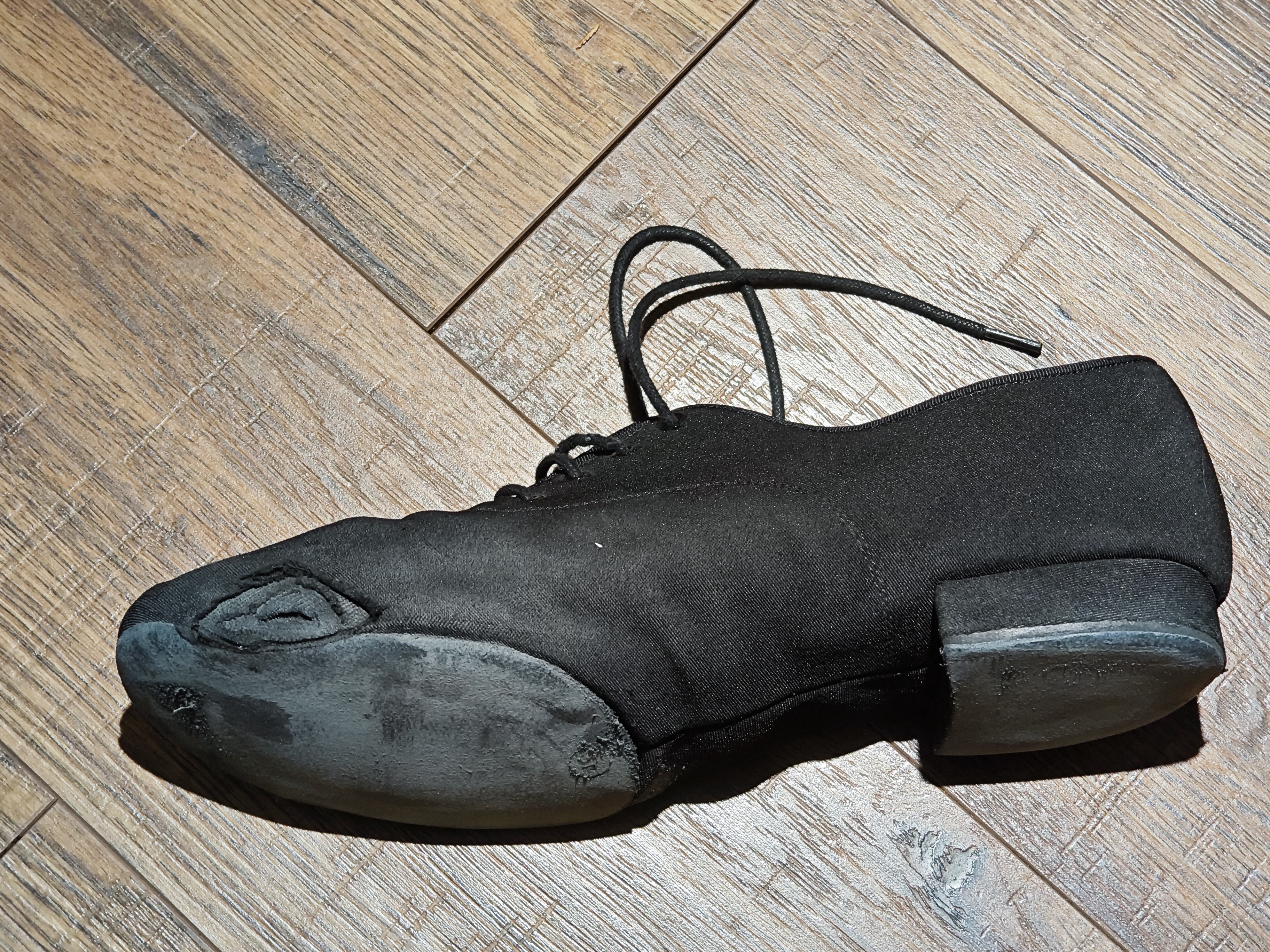 Víz és por által tönkretett tánccipő talp